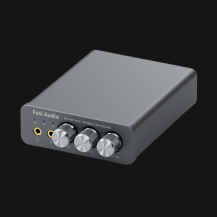 DAC/AMP gaming compacto Fosi Audio K5 Pro vista de cima com três knobs de controlo de bass, treble e volume, indicadores LED de entrada e chassis em alumínio cinzento