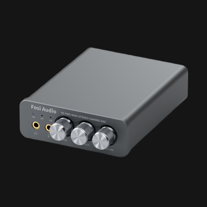 DAC/AMP gaming compacto Fosi Audio K5 Pro vista de cima com três knobs de controlo de bass, treble e volume, indicadores LED de entrada e chassis em alumínio cinzento