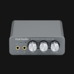 DAC/AMP gaming compacto Fosi Audio K5 Pro vista de cima com três knobs de controlo de bass, treble e volume, indicadores LED de entrada e chassis em alumínio cinzento