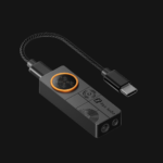 Dongle DAC USB-C Fosi Audio DS3 vista frontal com janela em vidro temperado e bezel laranja, saídas 3.5mm e 4.4mm balanced no chassis em alumínio aerospace CNC em colorway Galaxy