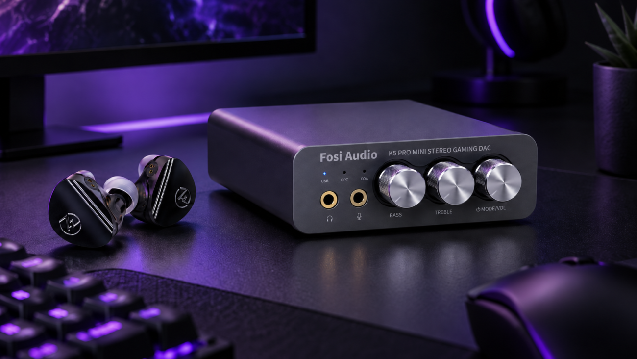 Fosi Audio K5 Pro com IEMs num setup gaming