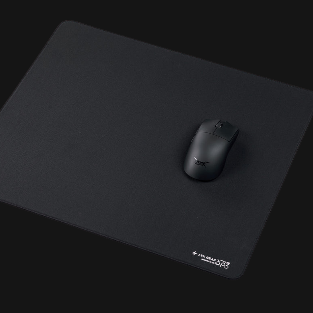 ATK X83 XSoft Black – Mousepad Gaming com rato em vista superior