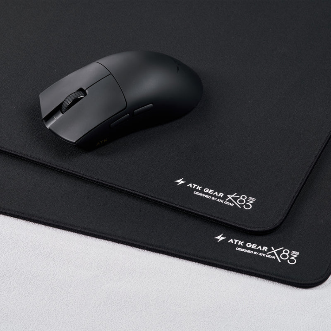 ATK X83 XSoft Black – Detalhe da superfície com rato gaming