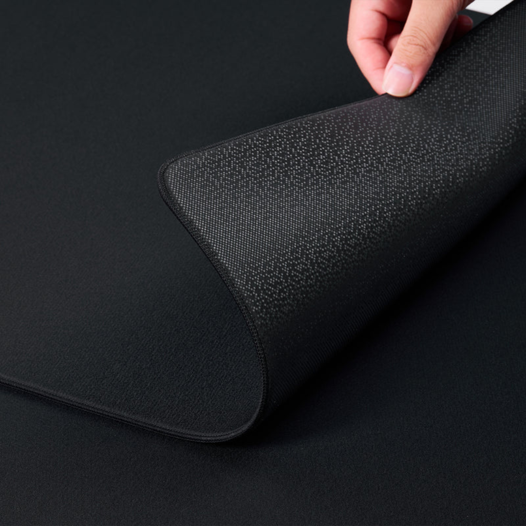 ATK X83 XSoft Black – Demonstração da flexibilidade do mousepad