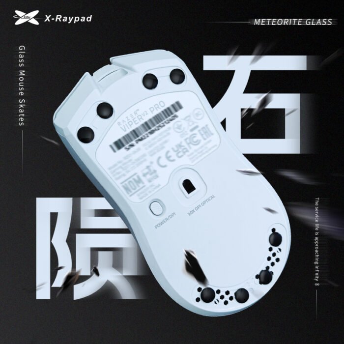 Skates de vidro X-raypad Meteorite Glass colados na base de um rato gaming