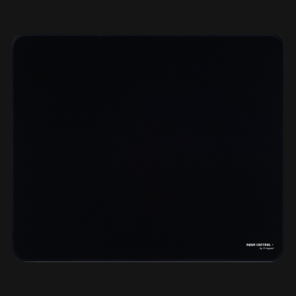 X-raypad Aqua Control Plus Black – Mousepad gaming preto com superfície de controlo, bordas cosidas e logótipo X-raypad.